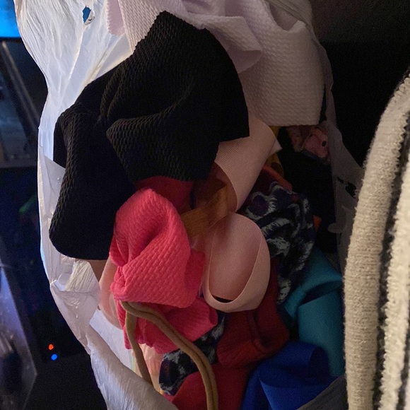 Bows about 60 of them multiple colors my daughter never wore them fits all size - Picture 3 of 3